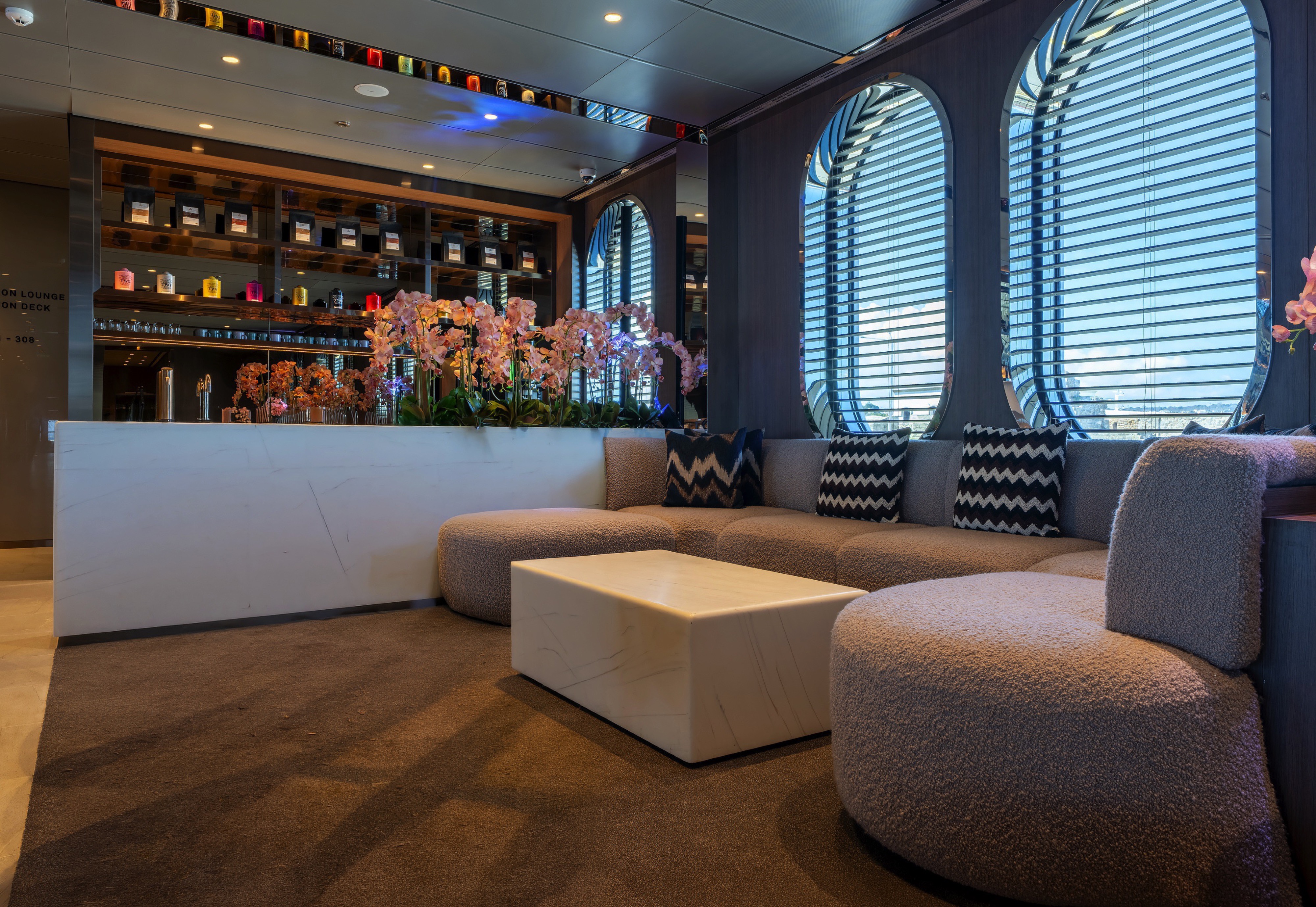 Emerald Kaia - Amici Bar & Lounge
